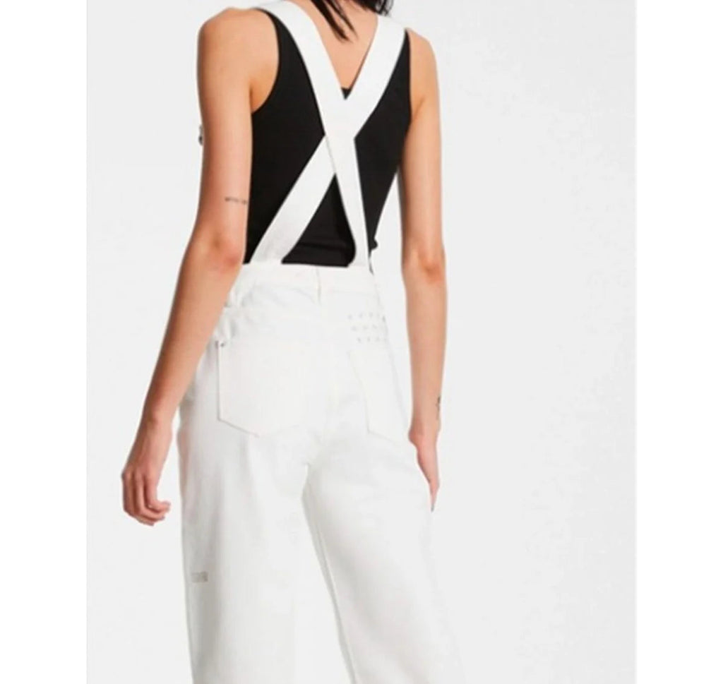 and-just-like-that-carrie-bradshaw-white-overalls